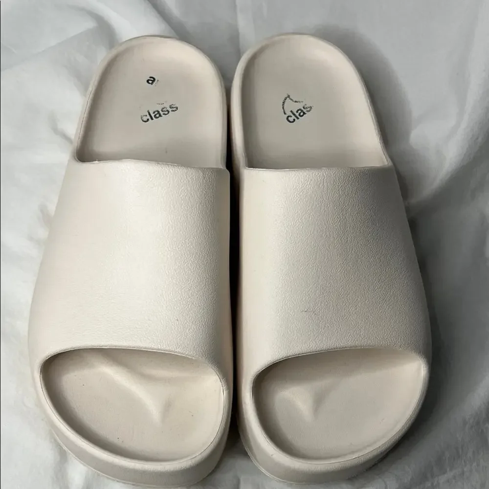 Target Art Class Cream Slides Size 4Y
